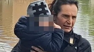 La poliziotta con in braccio il bimbo salvato