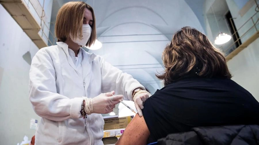 Una donna si sottopone a un vaccino anti Covid