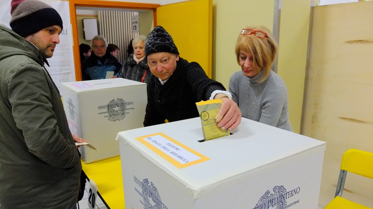 Elezioni 4 marzo, il voto in un seggio di Ravenna (foto Corelli)