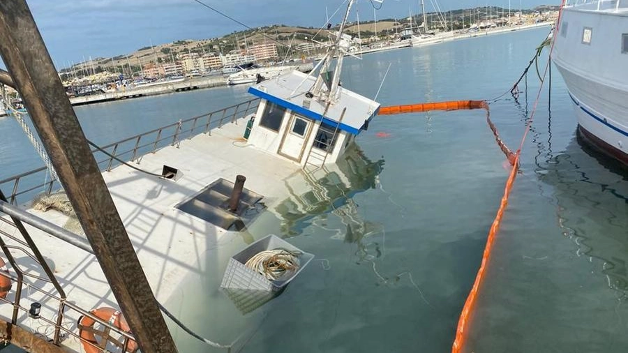 Il peschereccio affondato a Porto San Giorgio