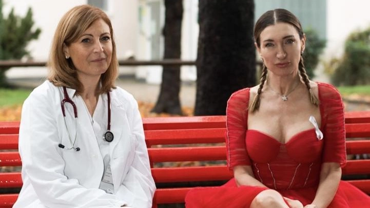 La stilista Elisabetta Franchi (a destra) insieme alla dottoressa Monia Gennari