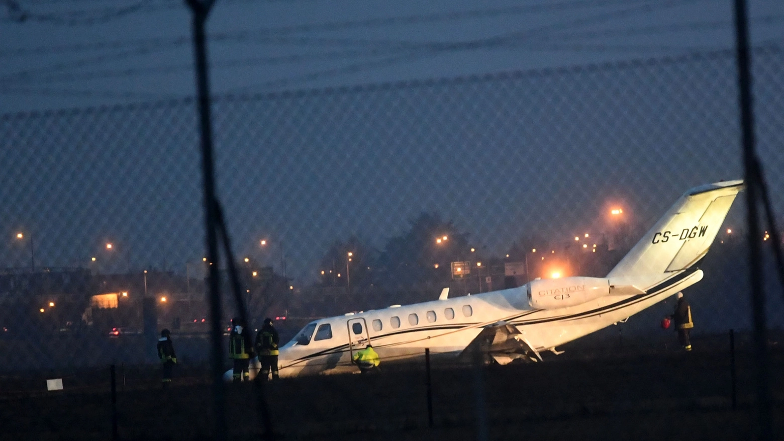 Aeroporto di Bologna, l'aereo finito fuori pista (foto Schicchi)