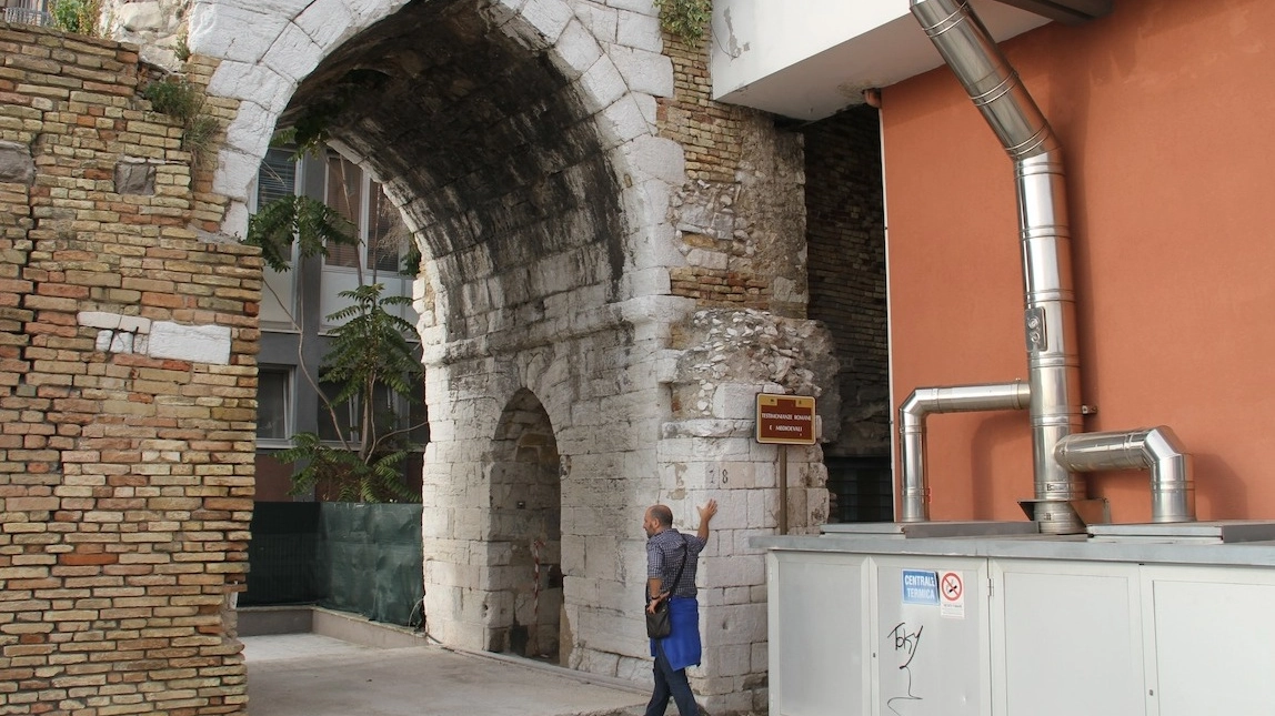 L’antico arco con la famigerata centrale termica (Foto Antic)