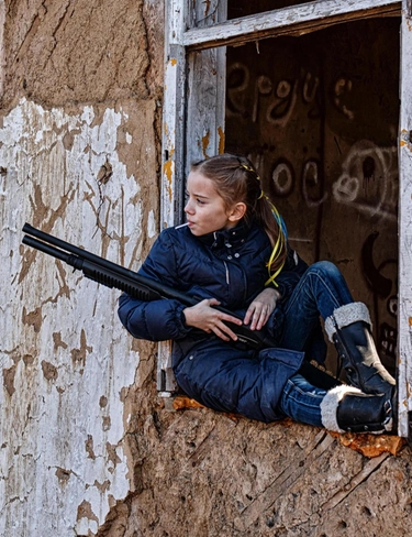 Ucraina, la ragazzina col fucile scuote il web. Così Kiev parla alle nostre coscienze