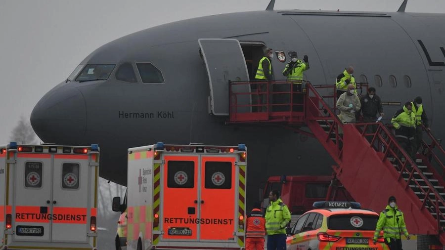 Covid, in Germania aerei militari trasferiscono i malati (Ansa)