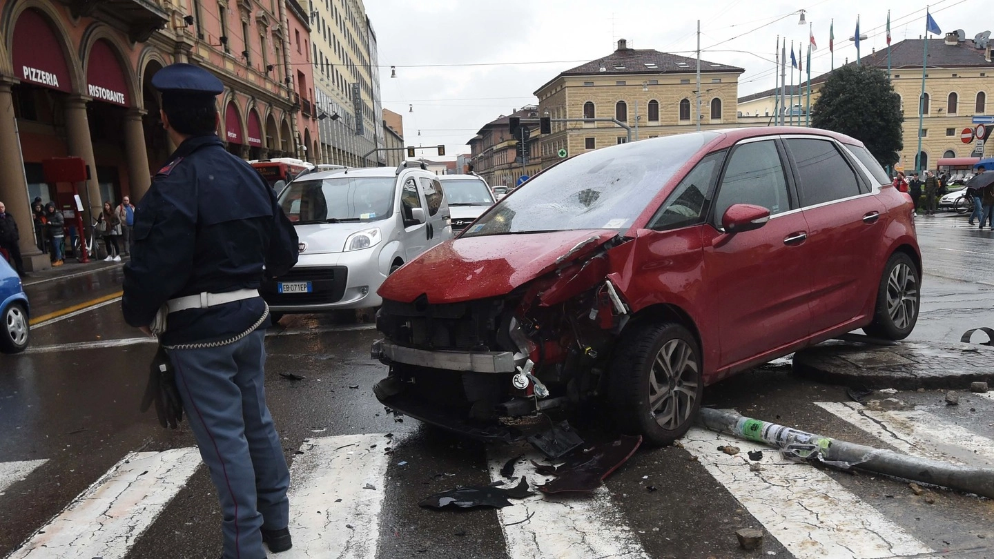 Bologna, incidente davanti alla stazione (FotoSchicchi)