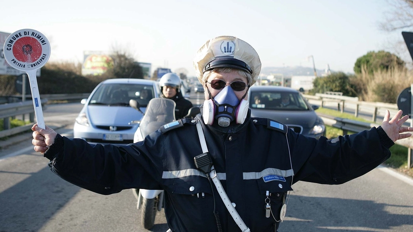Un vigile urbano con la mascherina anti smog (Foto Bove)