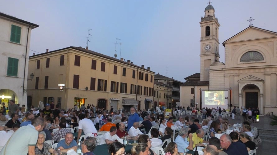 Piazza gremita per il festival del cinema a Brescello