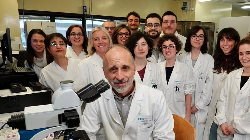 Il professor Rossolini con la sua équipe nel laboratorio di Careggi 