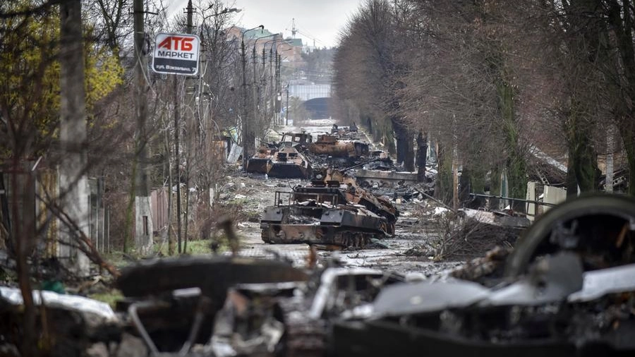  Una strada con blindati russi distrutti nelle aree riconquistate dall'esercito ucraino 