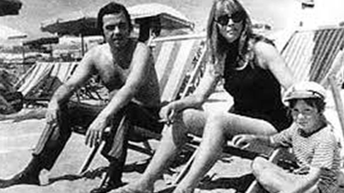 Roberto Bassanini e Cynthia Lennon in spiaggia a Pesaro