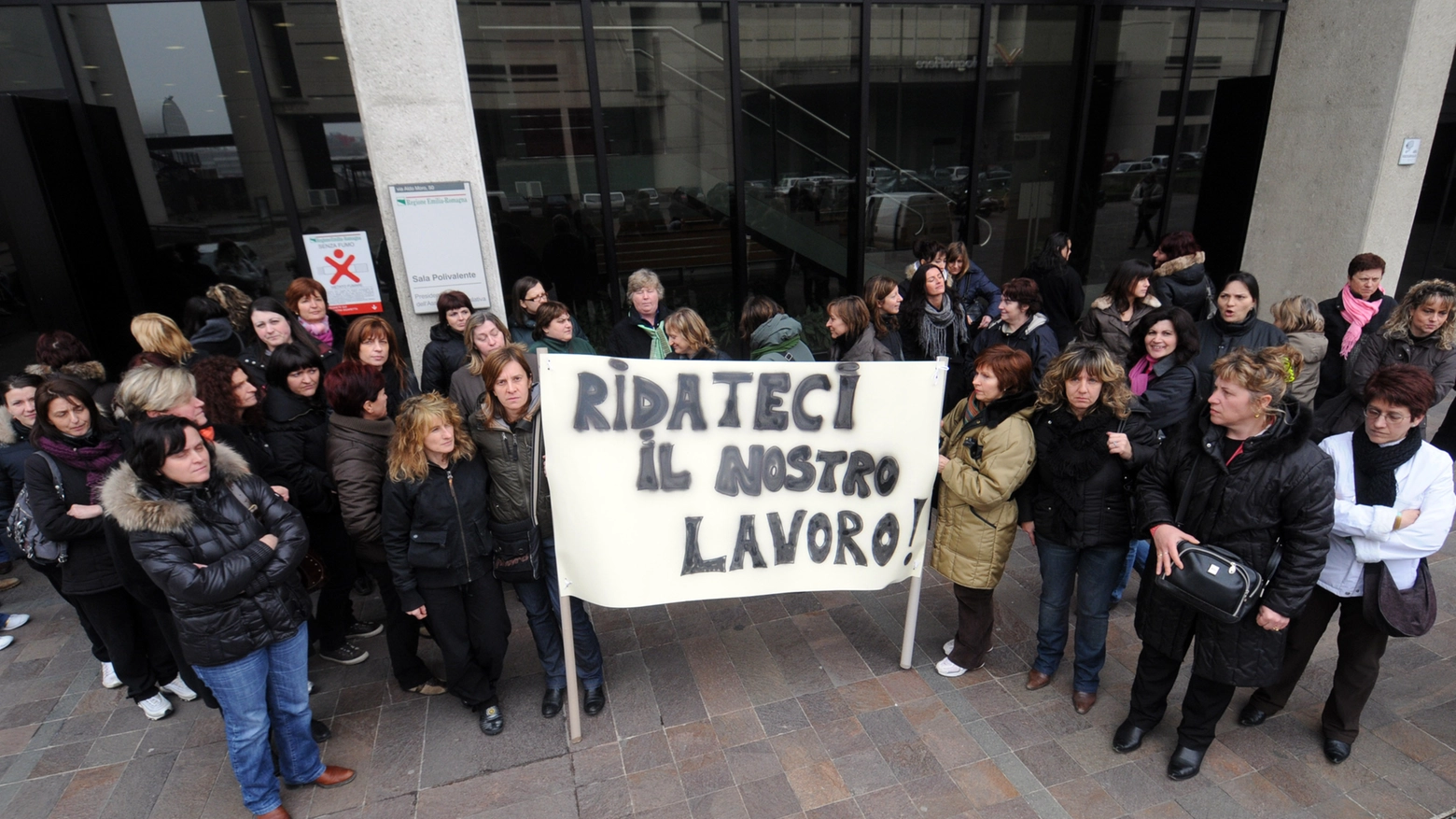 Lavoratrici dello storico marchio del lusso La Perla: la protesta fuori dallo stabilimento