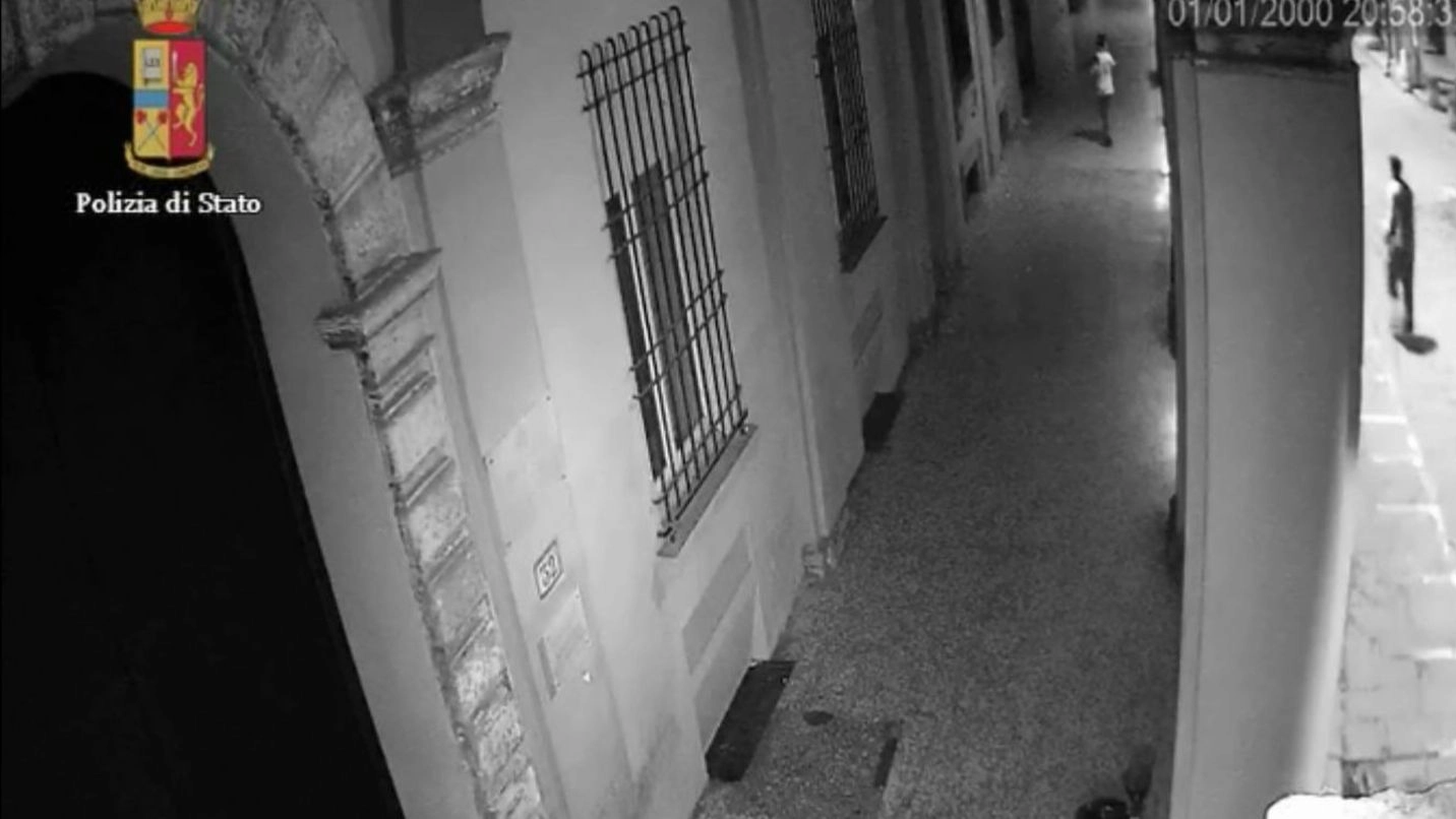 Le immagini delle telecamere che riprendono la vittima sotto il portico e uno dei due aggressori i strada