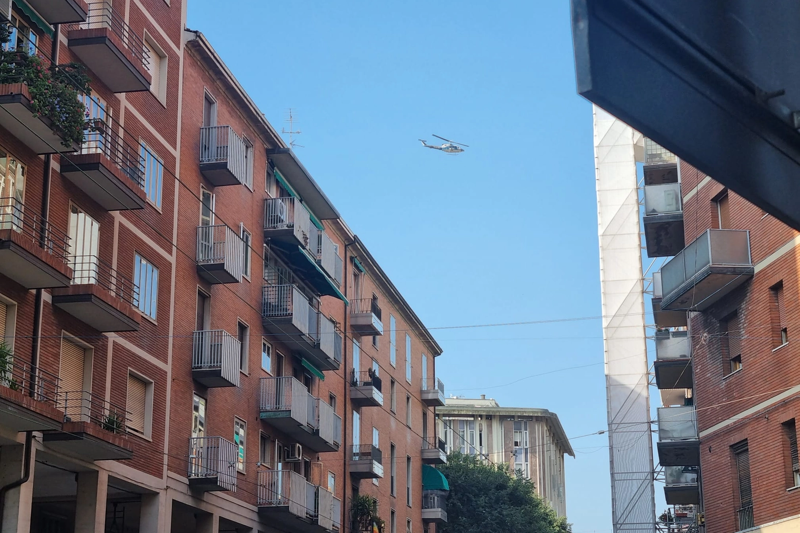 Blitz antidroga a Bologna: l'elicottero della polizia che sorvola la zona a bassa quota