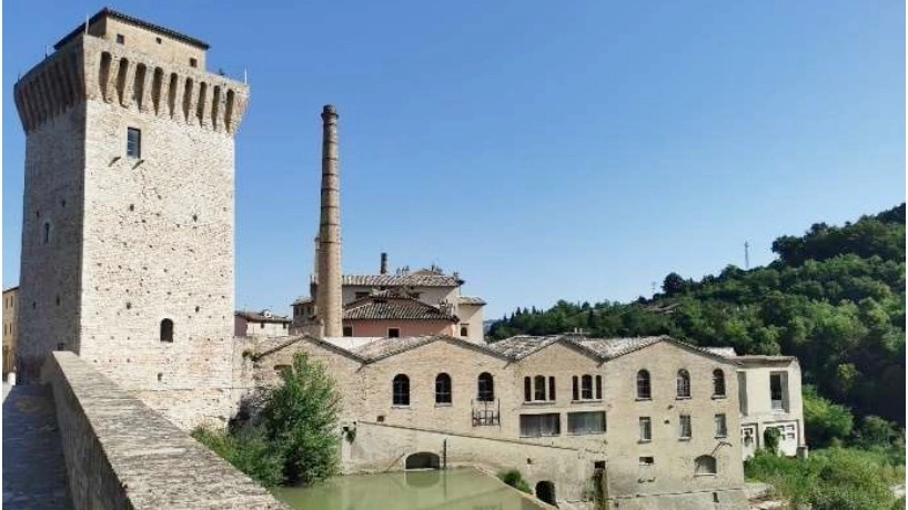 L'ex Lanificio Carotti e la torre, simbolo di Fermiginano (Pu)