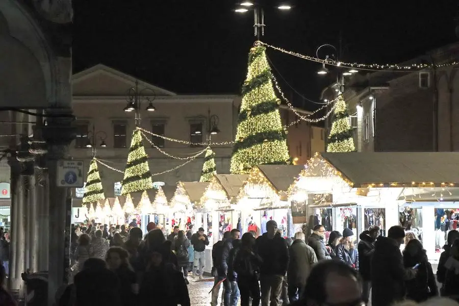 Luminarie accese a Ferrara in attesa del grande albero di Natale (Foto Businesspress)