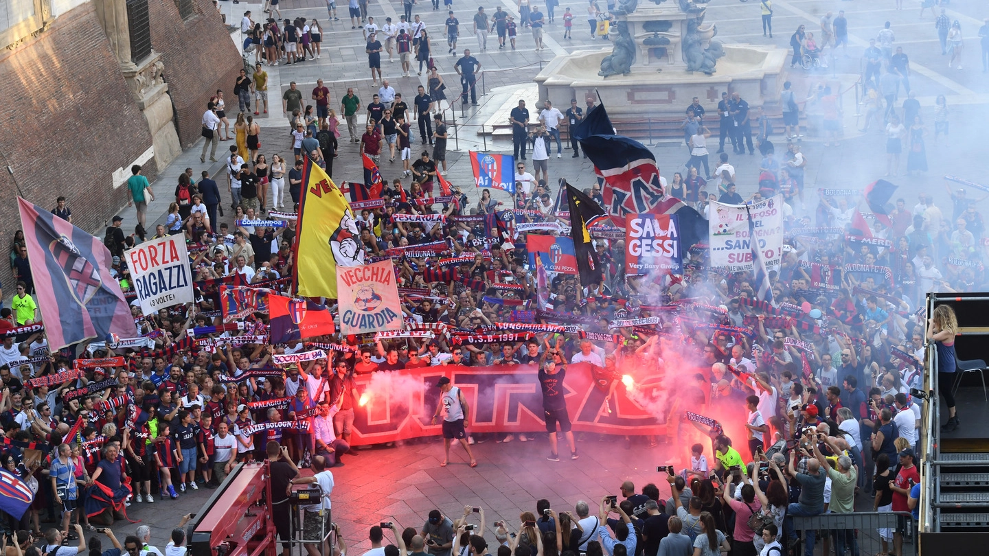 Tifosi del Bologna in piazza del Nettuno per la foto della campagna abbonamenti (Schicchi)