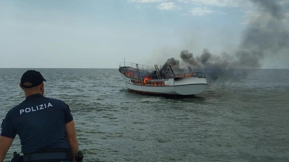 La barca prende fuoco e loro si tuffano in mare: salvati due ferraresi