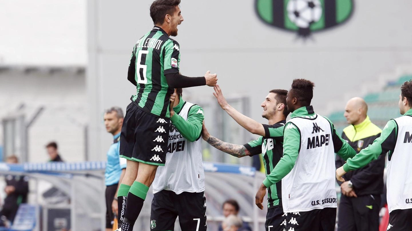 Sassuolo, i compagni festeggiano Pellegrini dopo il gol al Verona (Ansa)
