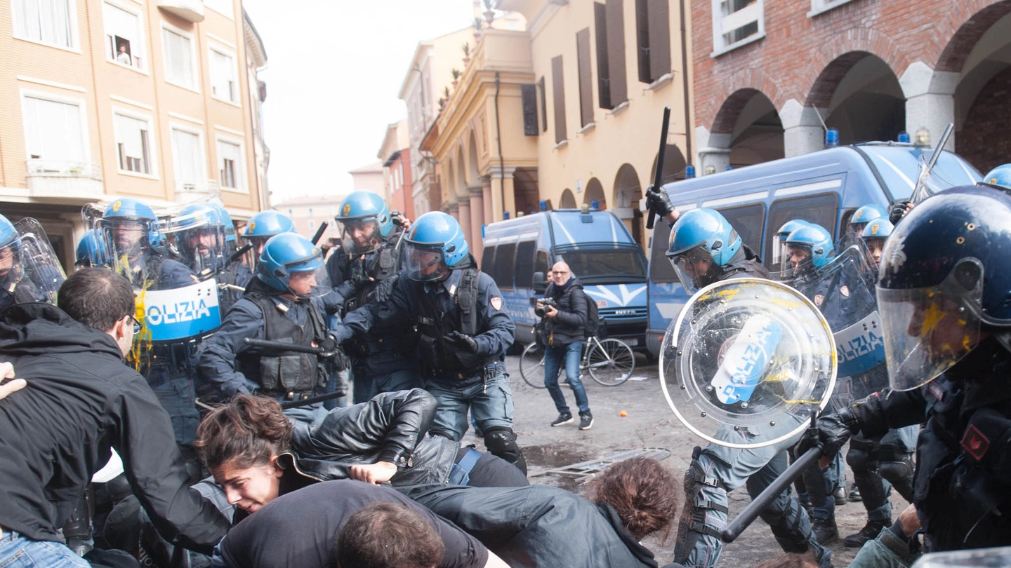  Un momento degli scontri per il caromensa in piazza Puntoni, in piena zona universitaria