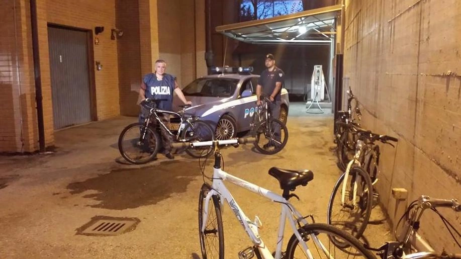 La polizia con le bici rubate