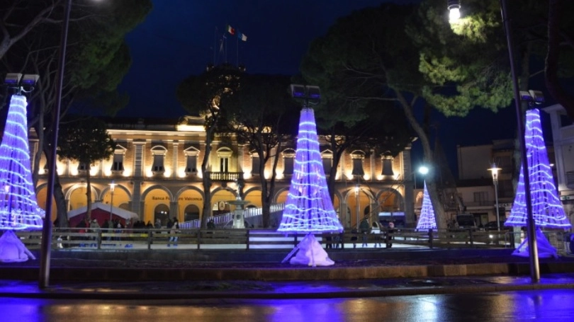 Il Municipio illuminato per Natale (foto Bruno Baffoni - Giancarlo Pari)