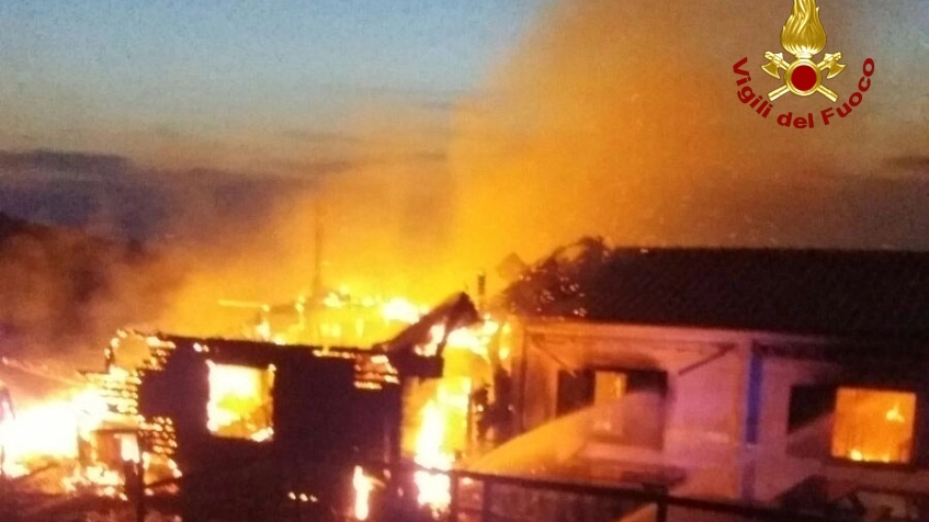 Le fiamme avvolgono il rifugio Corsini
