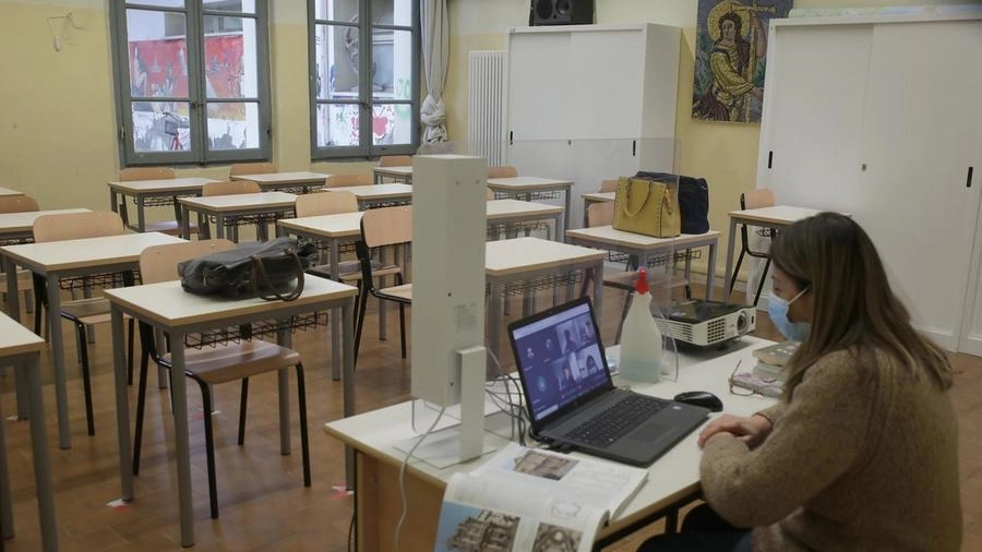 Un’insegnante fa lezione in didattica a distanza al liceo artistico Nervi Severini