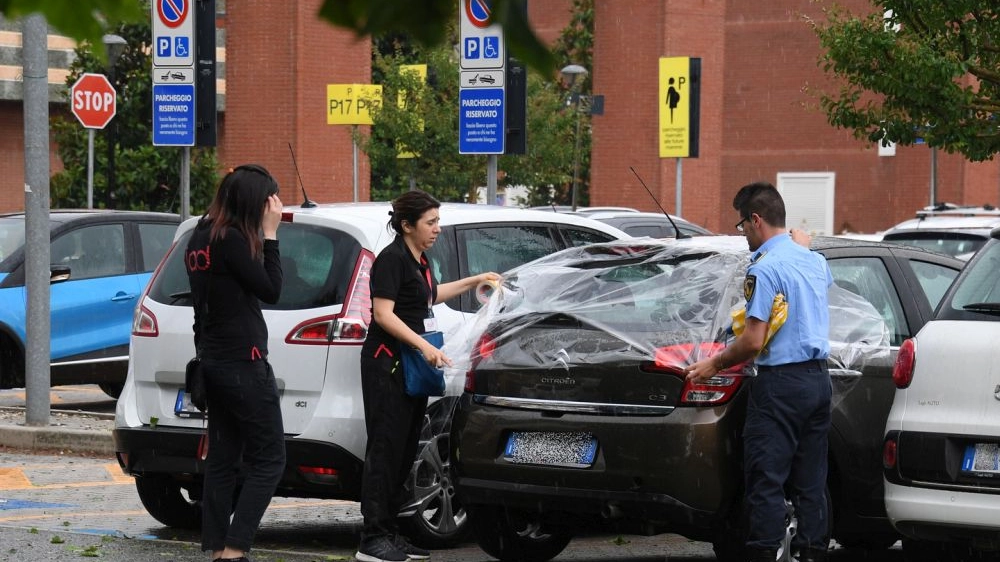 Auto danneggiate nel parcheggio del GrandEmilia (foto Fiocchi)