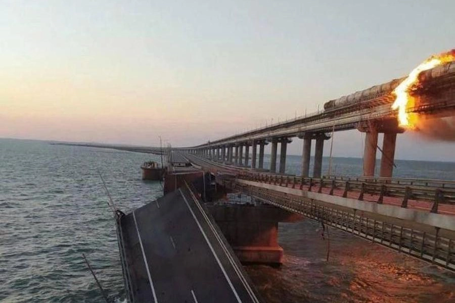 Il ponte di Kerch, che collega la Russia alla Crimea, distrutto in parte da un incendio