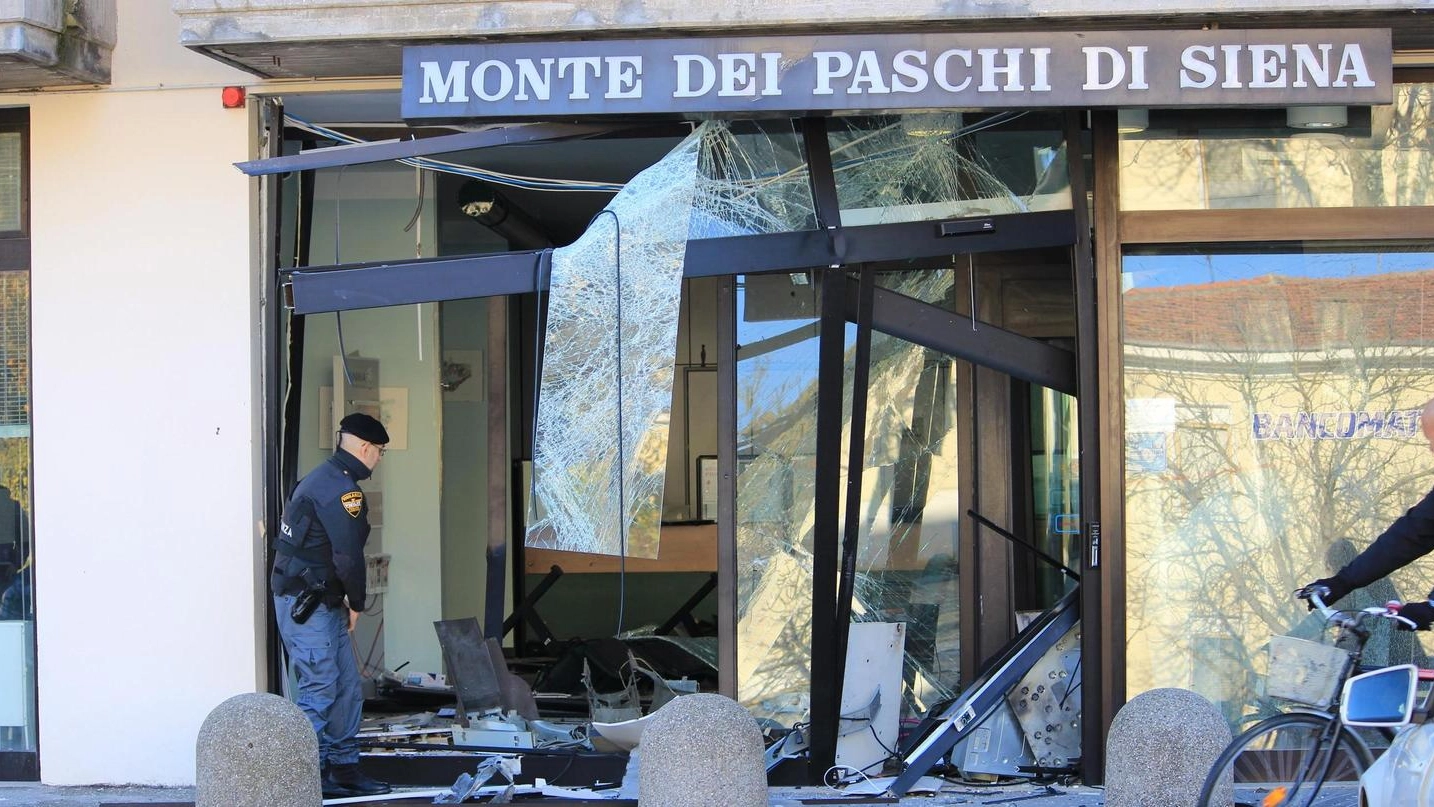 La banca letteralmente “dilaniata” dall’esplosione del bancomat (Foto Biagioli)