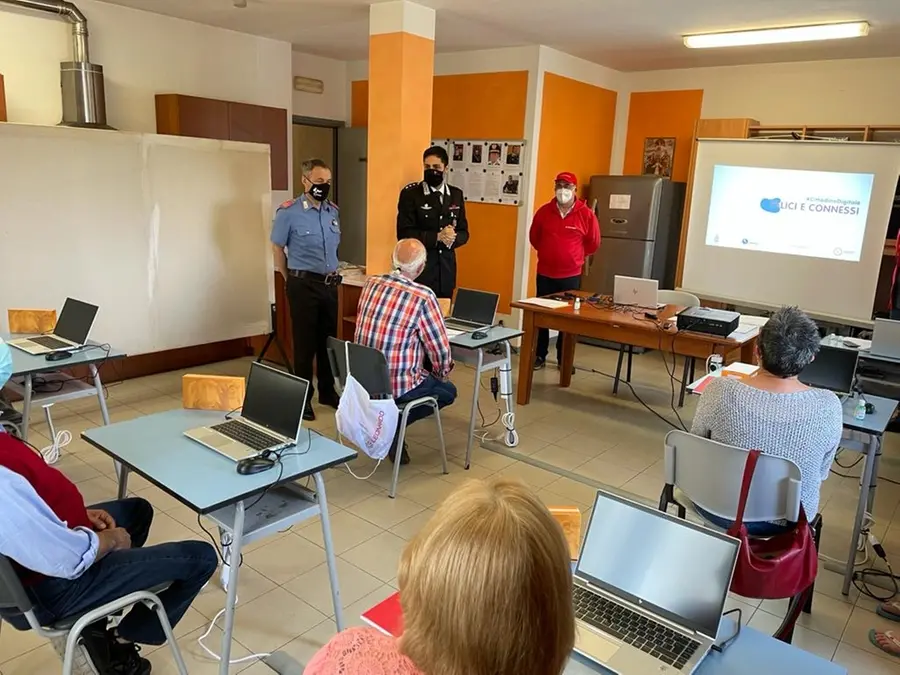 Verona, carabinieri organizzano corsi di informatica per ultra 60enni