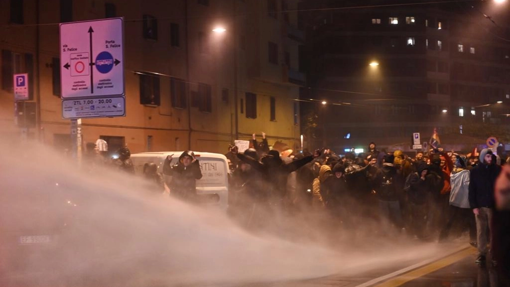 Il getto degli idranti colpisce i manifestanti (foto Schicchi)
