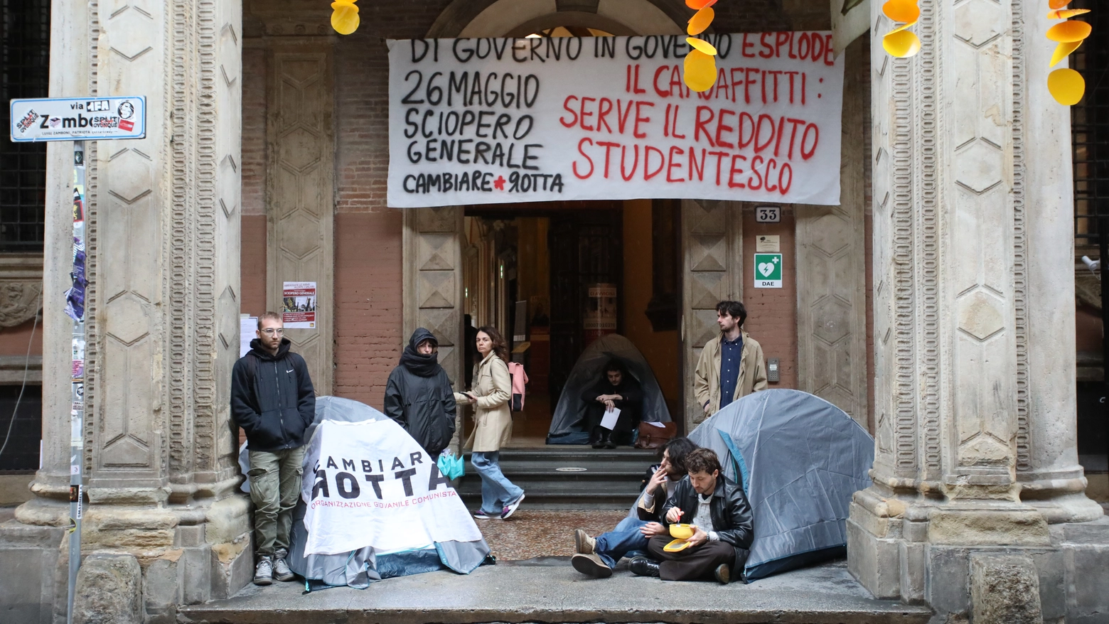 La protesta degli studenti davanti al Rettorato contro il caro affitti