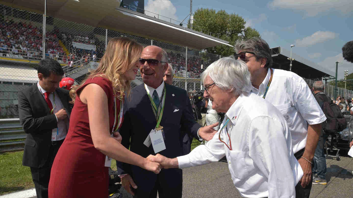Il saluto tra il ministro Elena Boschi e Bernie Ecclestone, nel 2014,  sul circuito
