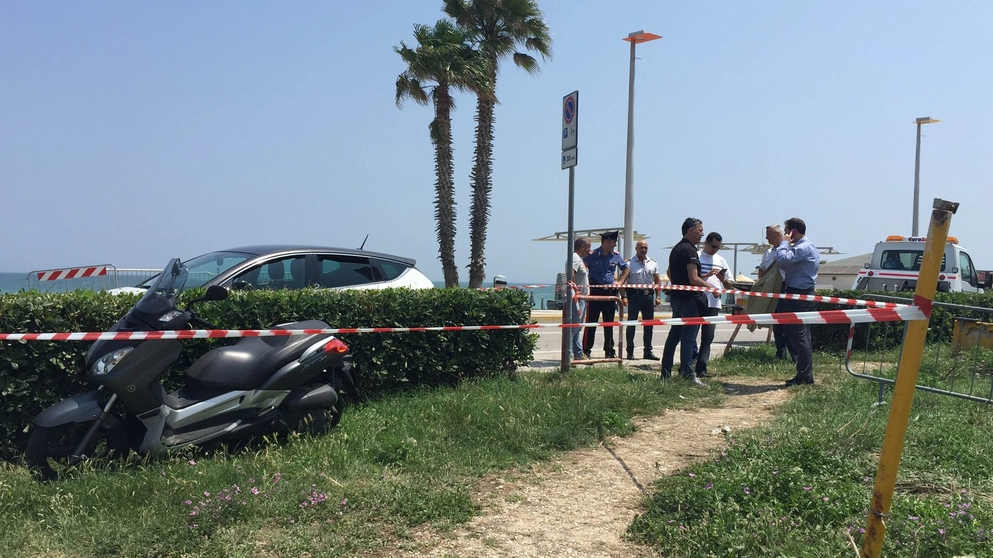 Porto Sant’Elpidio, incendio allo chalet Moyto: trovato uno scooter sospetto (Foto Colibazzi)