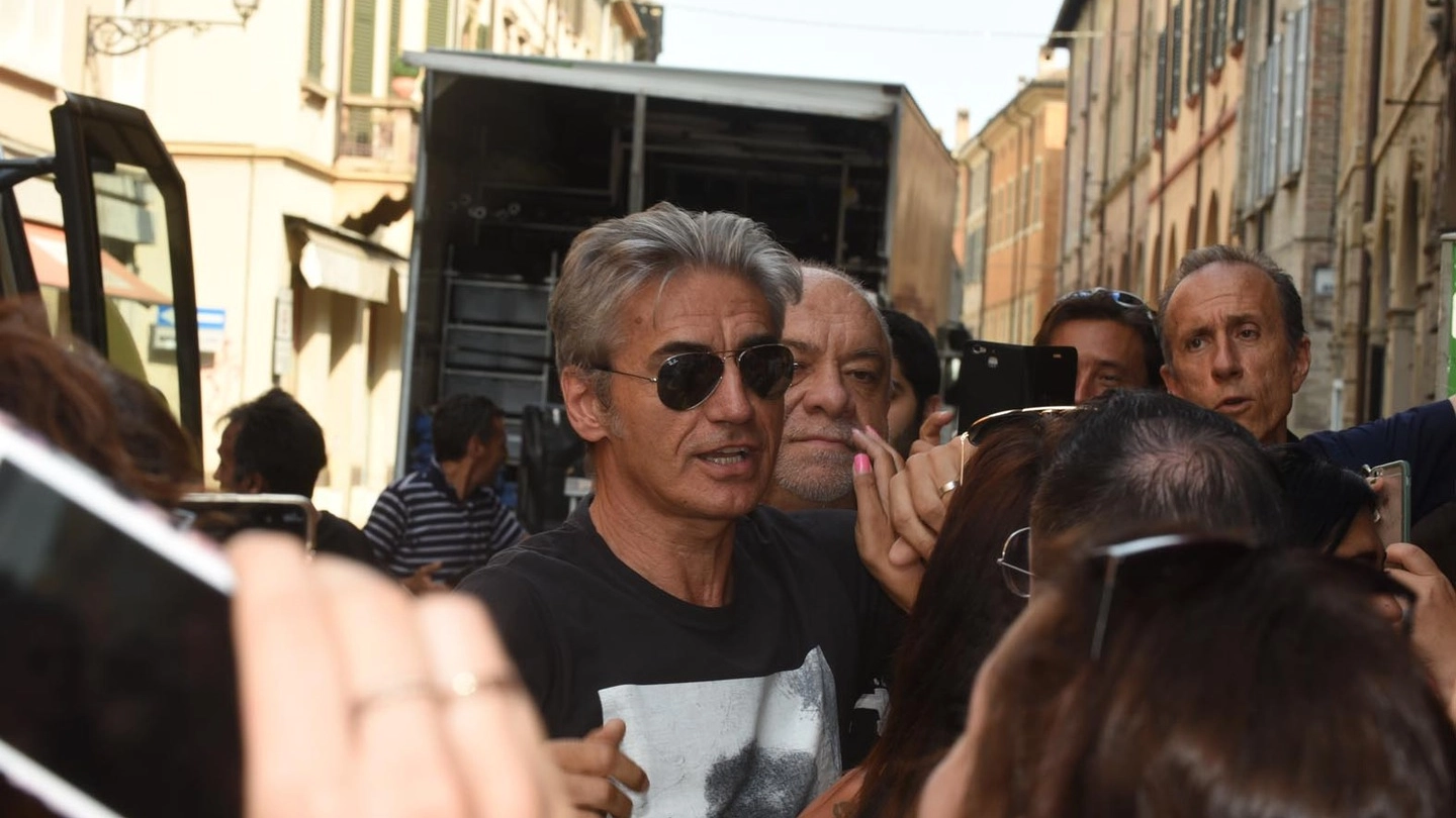 Ligabue arriva a Reggio Emilia per le riprese del suo film 'Made in Italy' (foto Artioli)