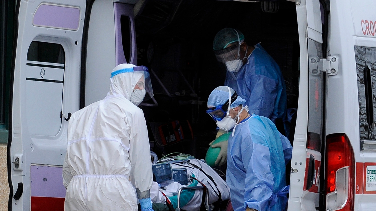 Un contagiato viene portato in ospedale dal personale della Croce rossa (foto Calavita)