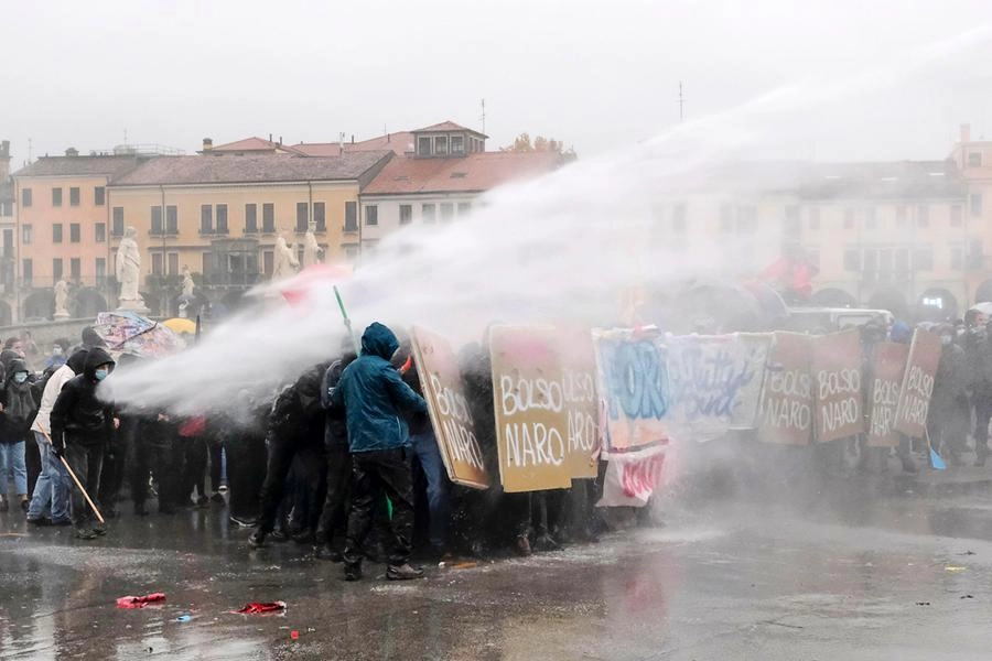 Padova, visita di Bolsonaro la Polizia usa gli idranti contro i manifestanti