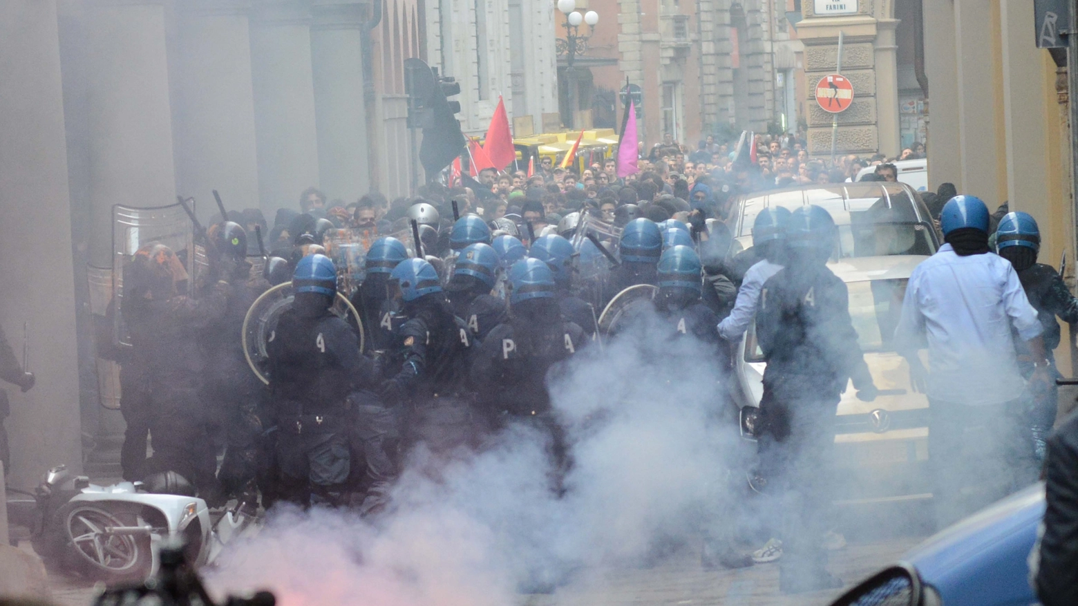 Gli scontri in centro a Bologna 
