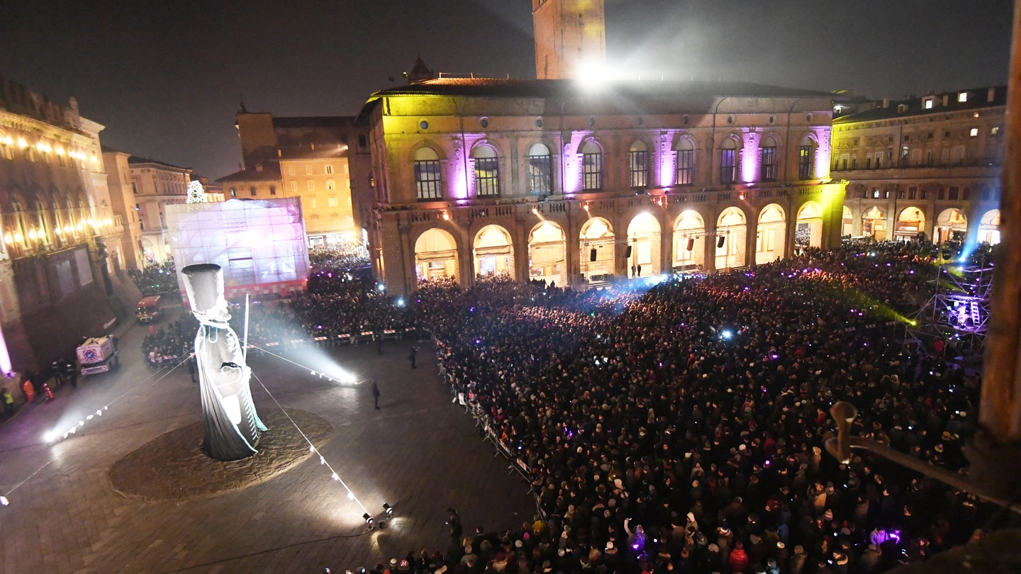 Bologna, il Capodanno 2017 in piazza Maggiore (Foto Schicchi)