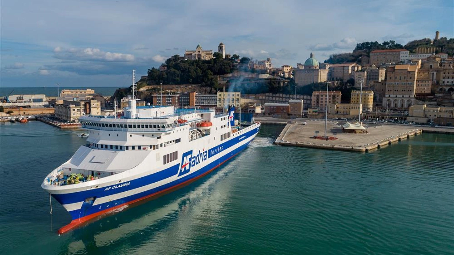Un'imbarcazione Adria Ferries