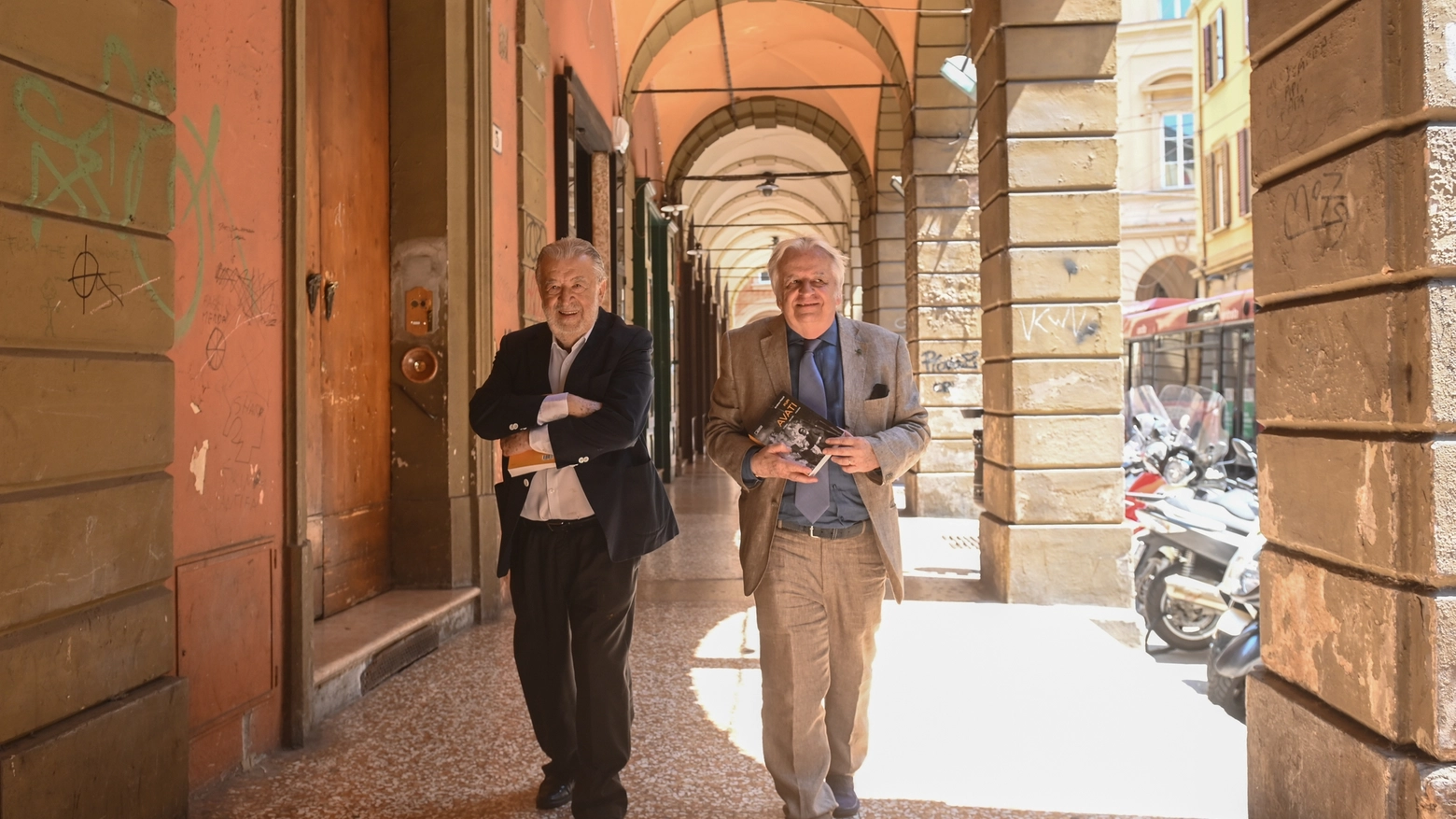 I fratelli Avati sotto i portici a Bologna (foto Schicchi)