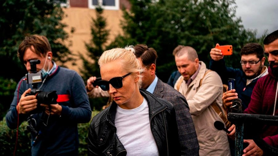 Yulia Navalnaya, moglie di Navalny, fuori dall'Ospedale di Omsk (Ansa)