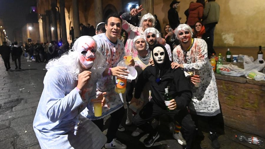 Halloween a Bologna, travestimenti in centro (FotoSchicchi)