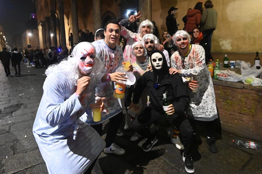 Halloween a Bologna, travestimenti in centro (FotoSchicchi)