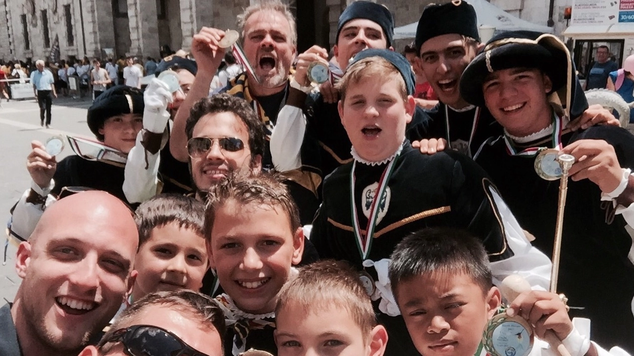 Il ‘selfie’ del gruppo di San Giacomo, che ha vinto tre dei cinque titoli tricolori conquistati dal Palio di Ferrara