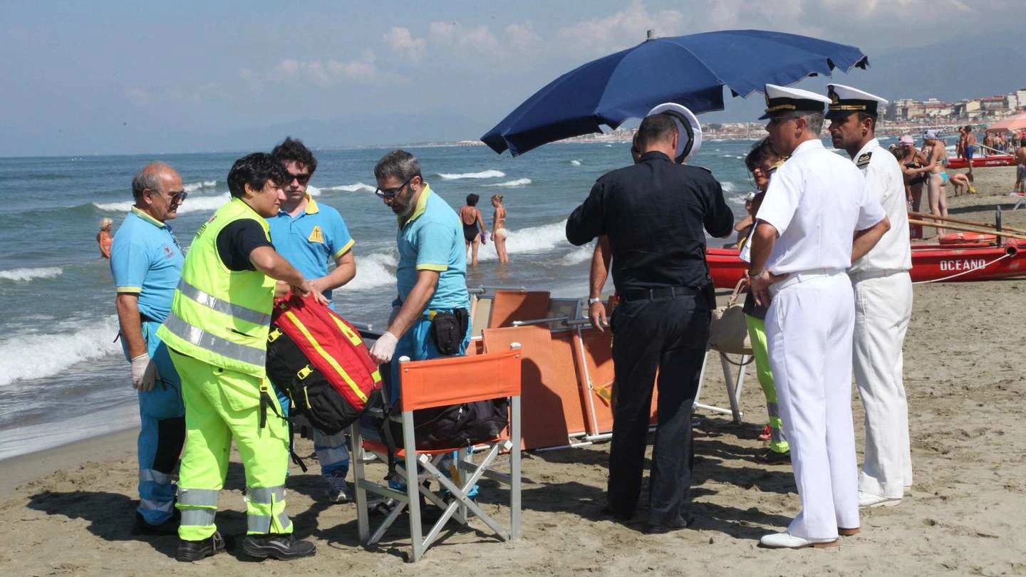Un intervento dell’ambulanza in spiaggia per soccorrere un bagnante (archivio)