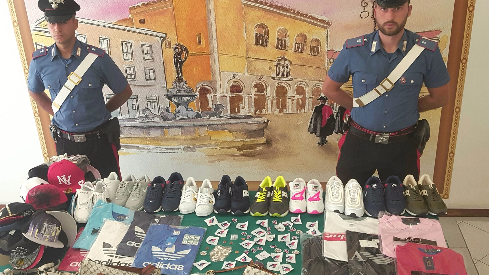 Parte della merce contraffatta sequestrata dai carabinieri