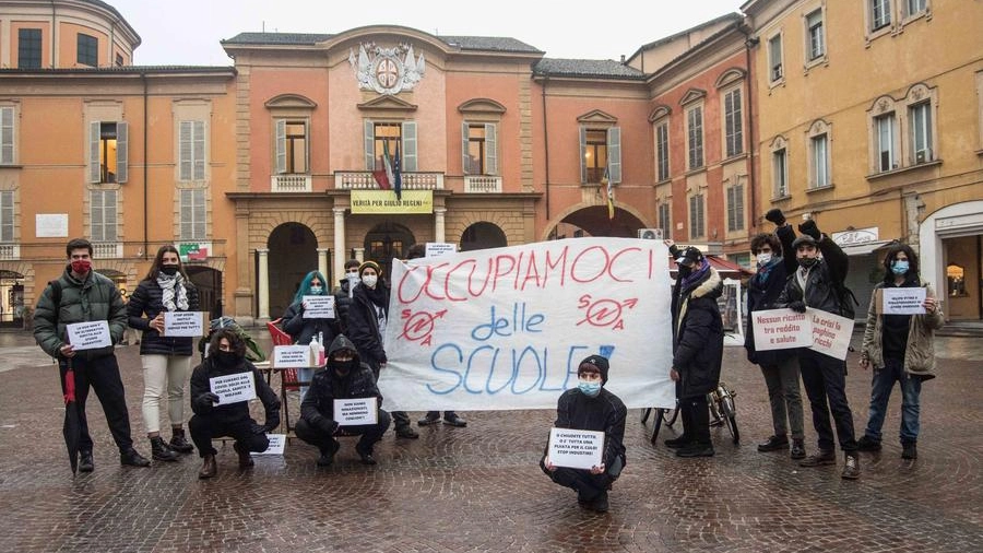 Un gruppo di studenti che manifesta davanti al comune in piazza Prampolini